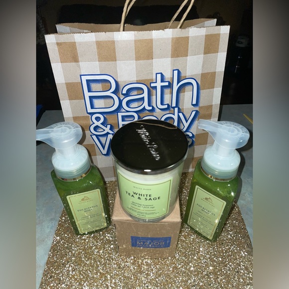 NWT‼️ Bath & Body Works Bundle💞2 Single Wick Candles & 2 Handsoaps +FREE GIFT🎁 - Picture 1 of 5